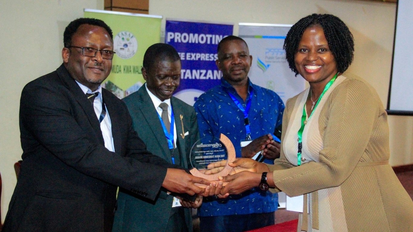 MISA Tanzania Yawazawadia Viongozi Wastaafu kwa Kazi Nzuri, Yatilia Mkazo Mshikamano kwa Bodi Mpya