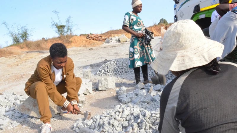 Kilio cha Wazawa Njombe: Wachimbaji Kokoto Wataka 'Keki ya Taifa', Walilia Soko Miradi ya UDOM