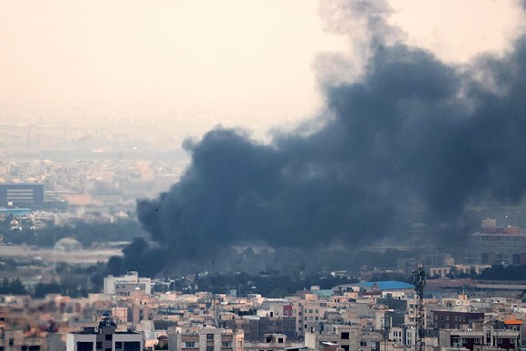 Tel Aviv Yalipua Teheran: Mvutano Waongezeka Baada ya Vitisho vya Trump
