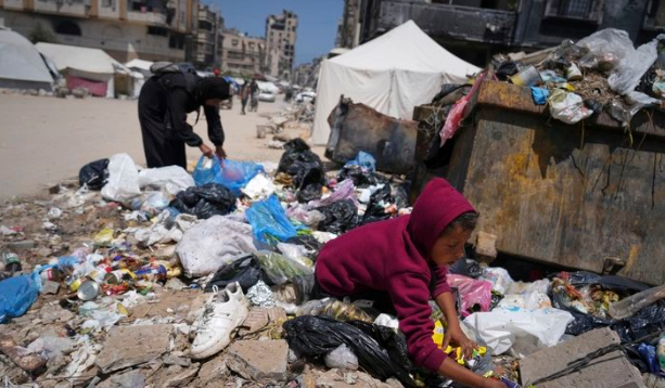 Wapalestina Watafuta Chakula Kwenye Taka Huku Ukosefu wa Chakula Ukikithiri Gaza