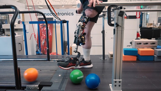 Maajabu ya Sayansi: Mguu wa 'Bionic' Unaounganishwa Kwenye Neva Wampa Mtu Uwezo wa Kucheza Mpira