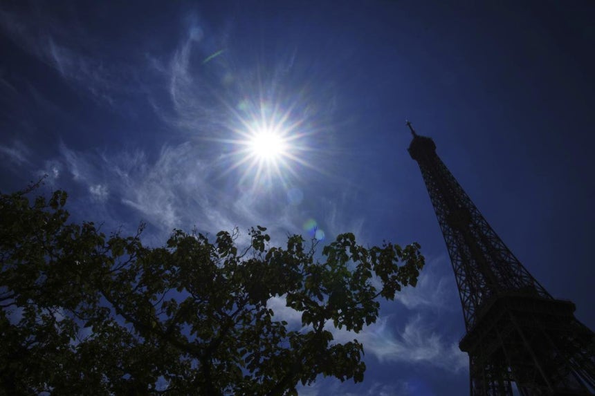 Joto Kali Lapiga Paris: Eiffel Tower Hatari ya Kubadilika, Shule Zafungwa!