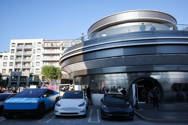 Tesla Yazindua Kituo cha Kipekee cha Kuchaji na Burudani Hollywood, Afrika Mashariki Kufuata?