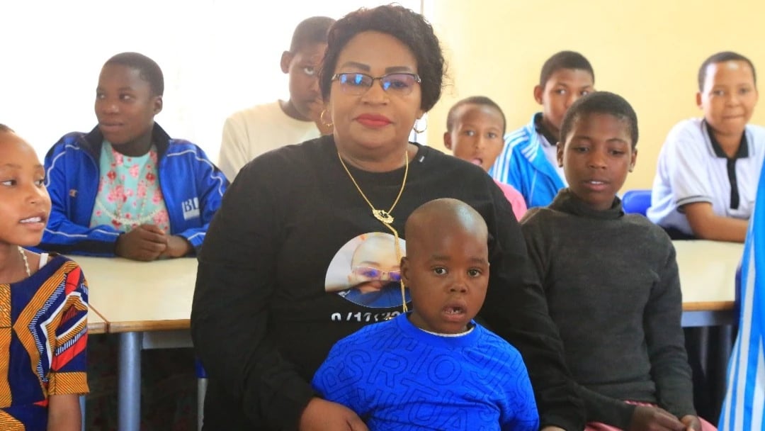 Dendego na 'Besidei' ya Kihistoria: Aacha Anasa, Akimbilia Kufuta Machozi kwa Yatima Singida