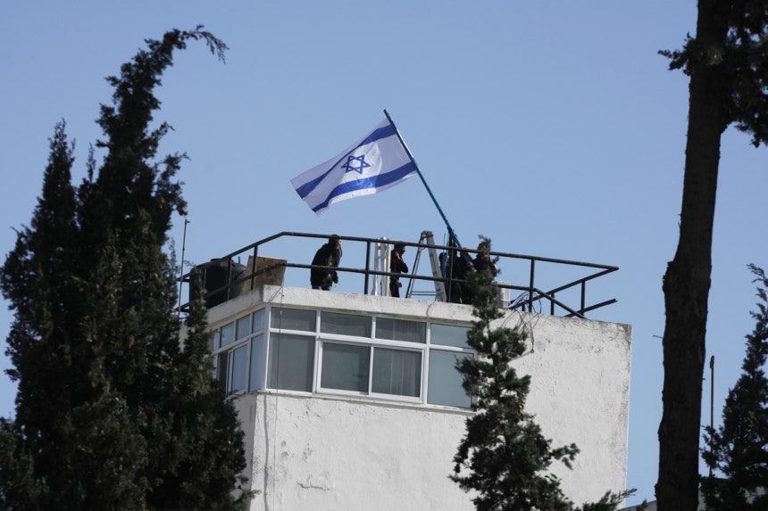 Patashika Yerusalemu: Israel Yavamia Ngome ya UN, Yashusha Bendera na Kudai 'Kodi' ya Bilioni 8