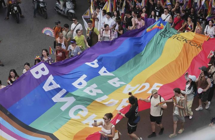 Bangkok Yasherehekea Mwezi wa Fahari wa LGBTQ+ kwa Maandamano Makubwa Zaidi Kufuatia Uhalalishaji wa Ndoa za Jinsia Moja