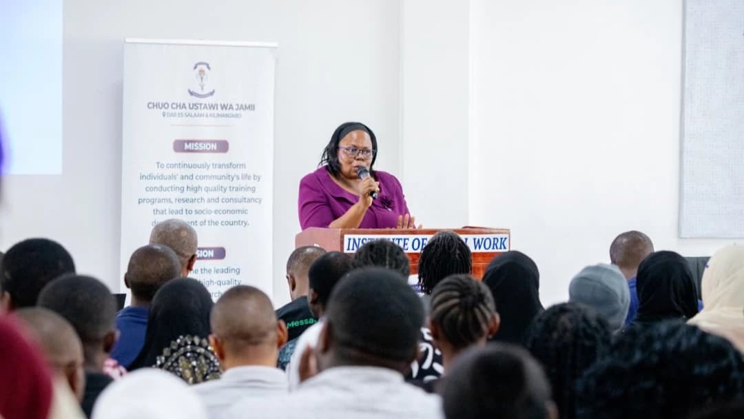 Akili Unde Isiwatishe: Chuo cha Ustawi wa Jamii Chawapa Mbinu Wasomi "Kuchakarika" na Teknolojia Mpya