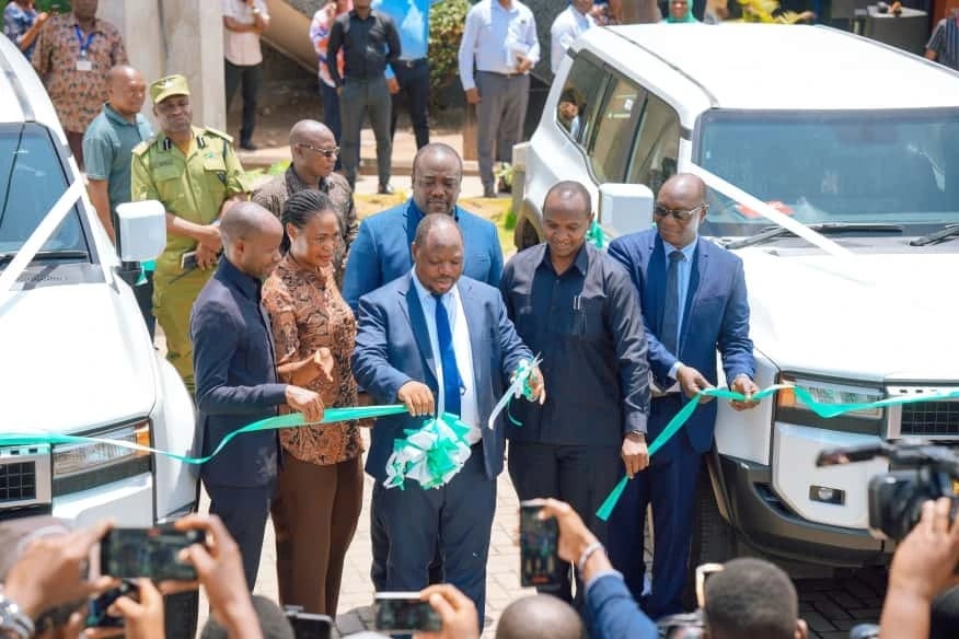 Chalamila Awapa Wakuu wa Wilaya Magari Mapya, Atoa Agizo la 'Ndondi na Soka' Kila Wilaya
