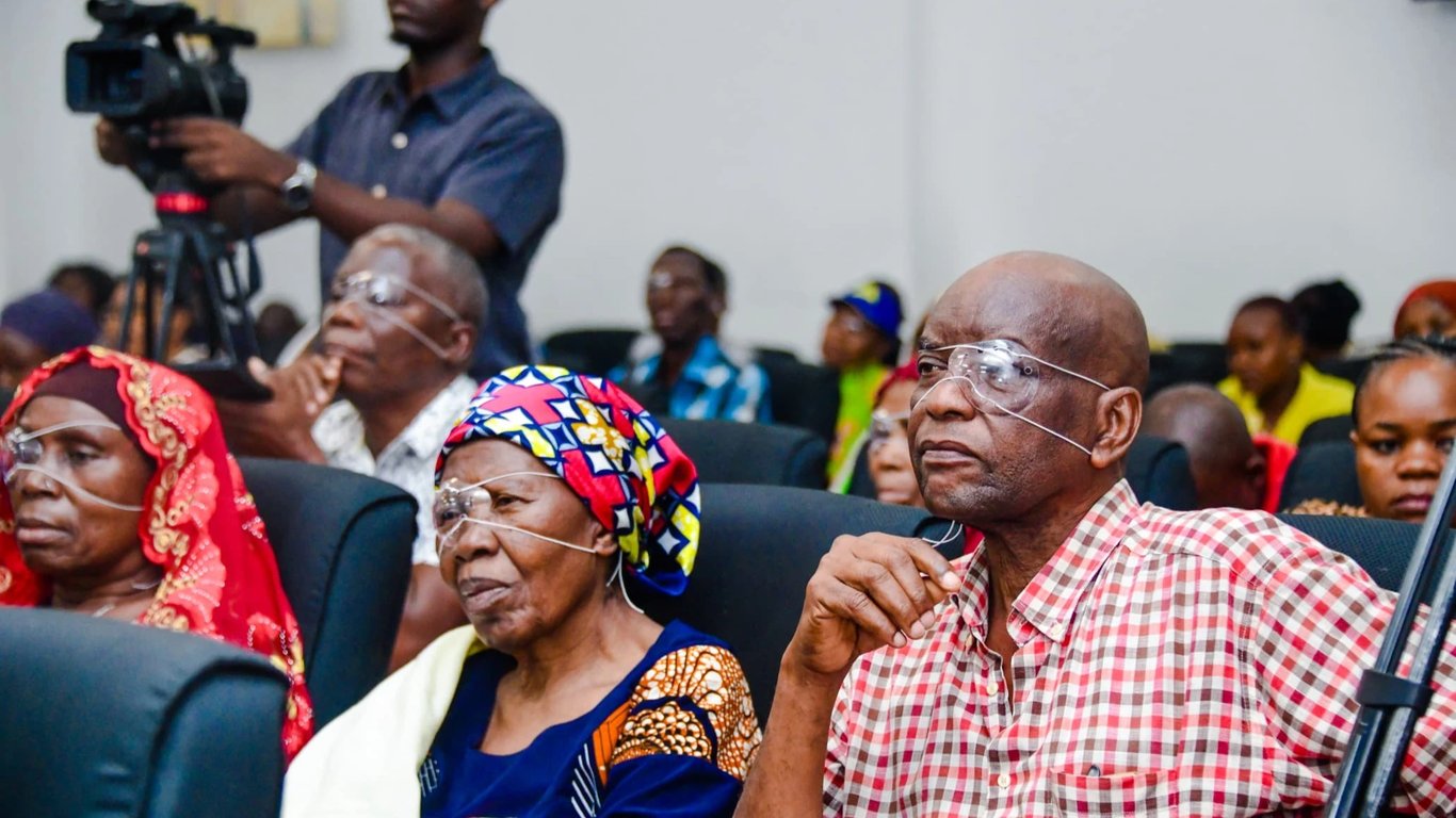 Giza la Uzeeni Lapigwa 'Stop' Muhimbili: Teknolojia ya Korea Yarejesha Nuru kwa Wagonjwa 60, Kisukari Chatajwa
