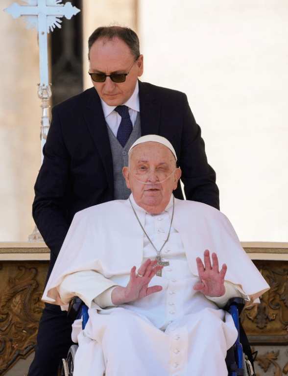 Papa Francisko Ashangaza Watu kwa Kuonekana Ghafla Kanisani Baada ya Kuugua