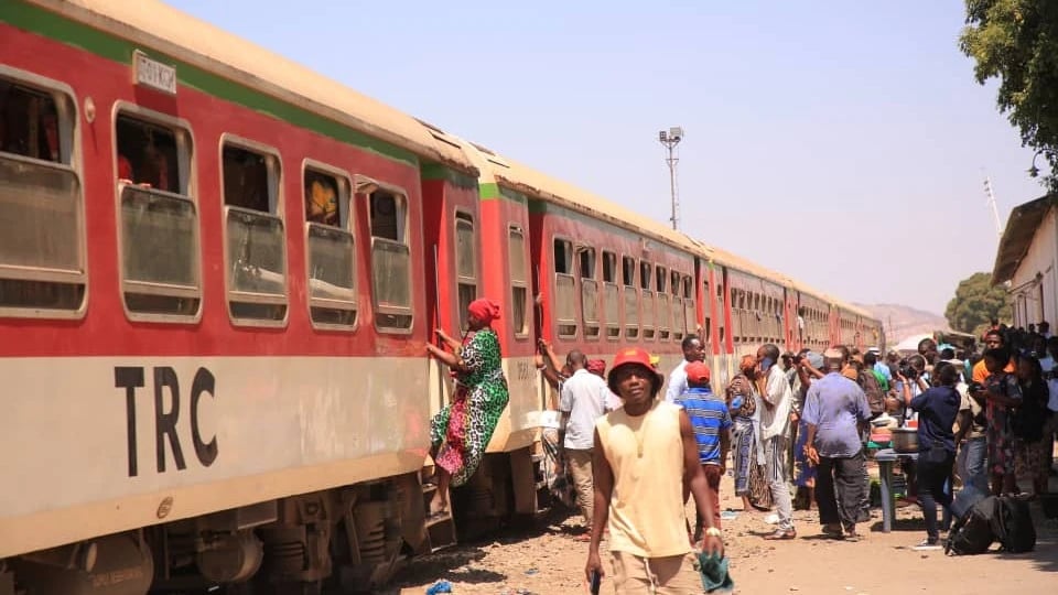 Saa 18 za Mateso Dodoma: Abiria 700 Walala Stesheni, Waandamana kwa Mkuu wa Mkoa