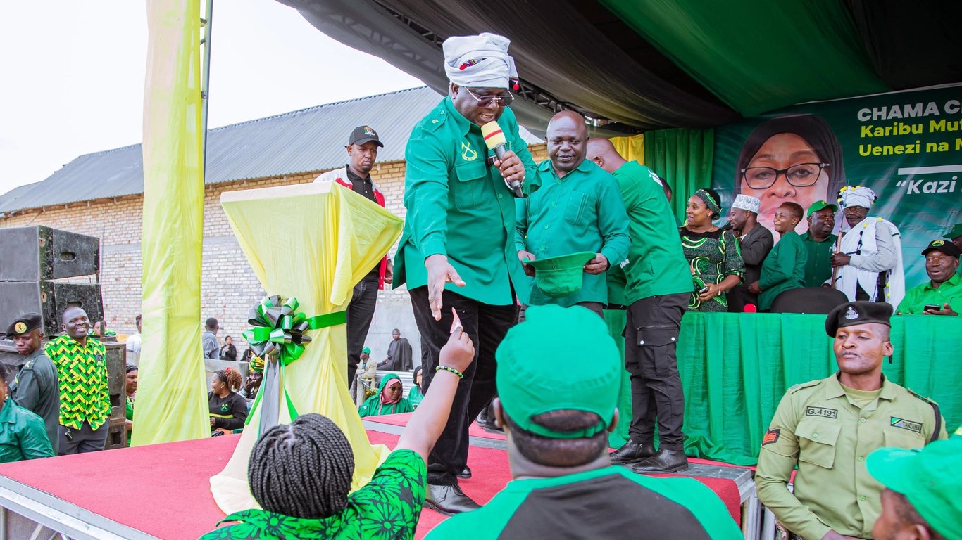 CCM Mufindi Yachangisha Fedha Kumsaidia Kiongozi wa Bawacha kwa Matibabu
