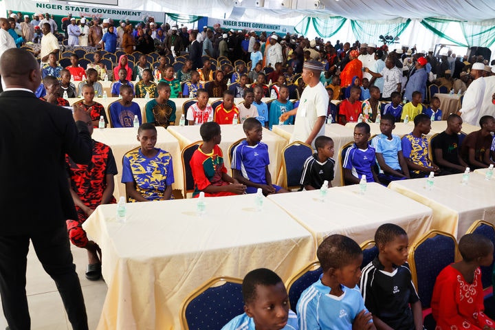 Hatimaye Wako Huru!": Serikali ya Nigeria Yaokoa Wanafunzi na Walimu 130 Waliokuwa Mateka wa Magaidi