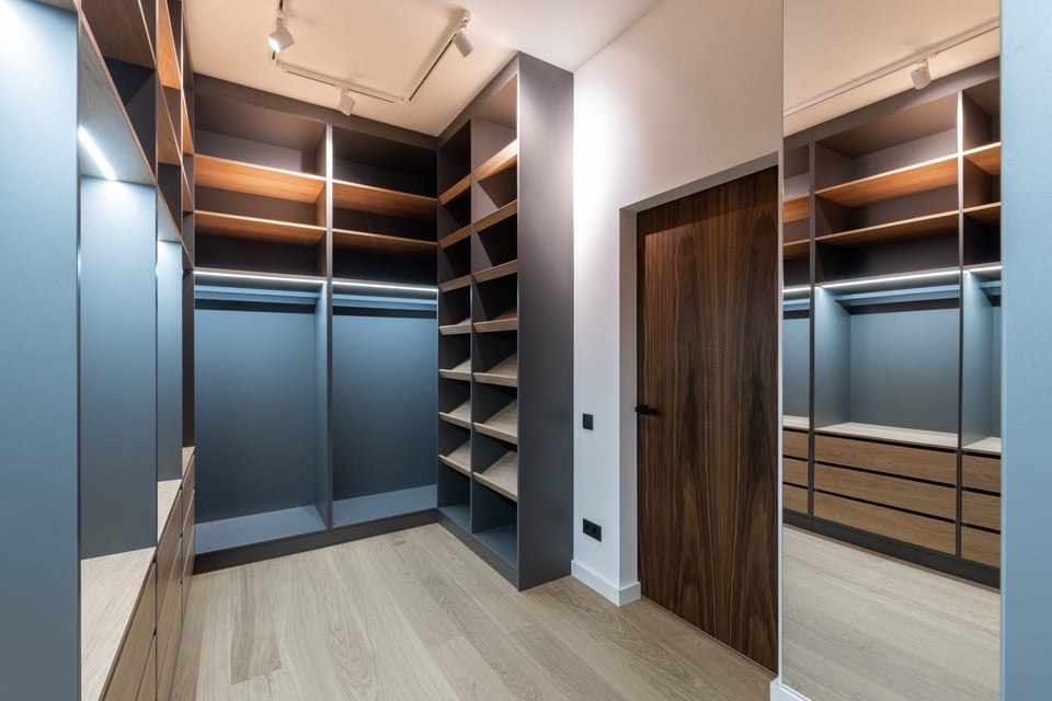 Black_Woodgrain Walk In