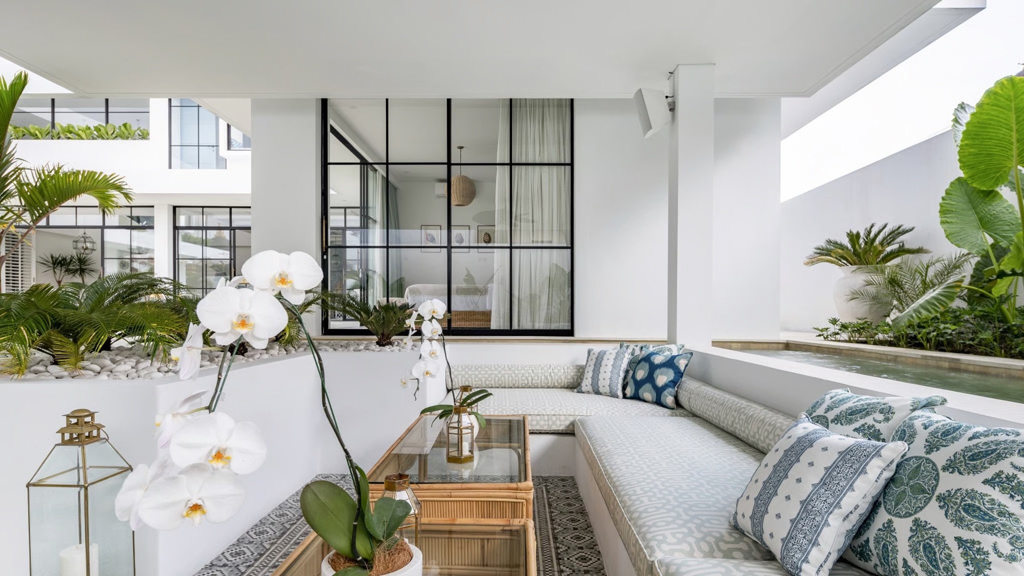 Bright serviced living room