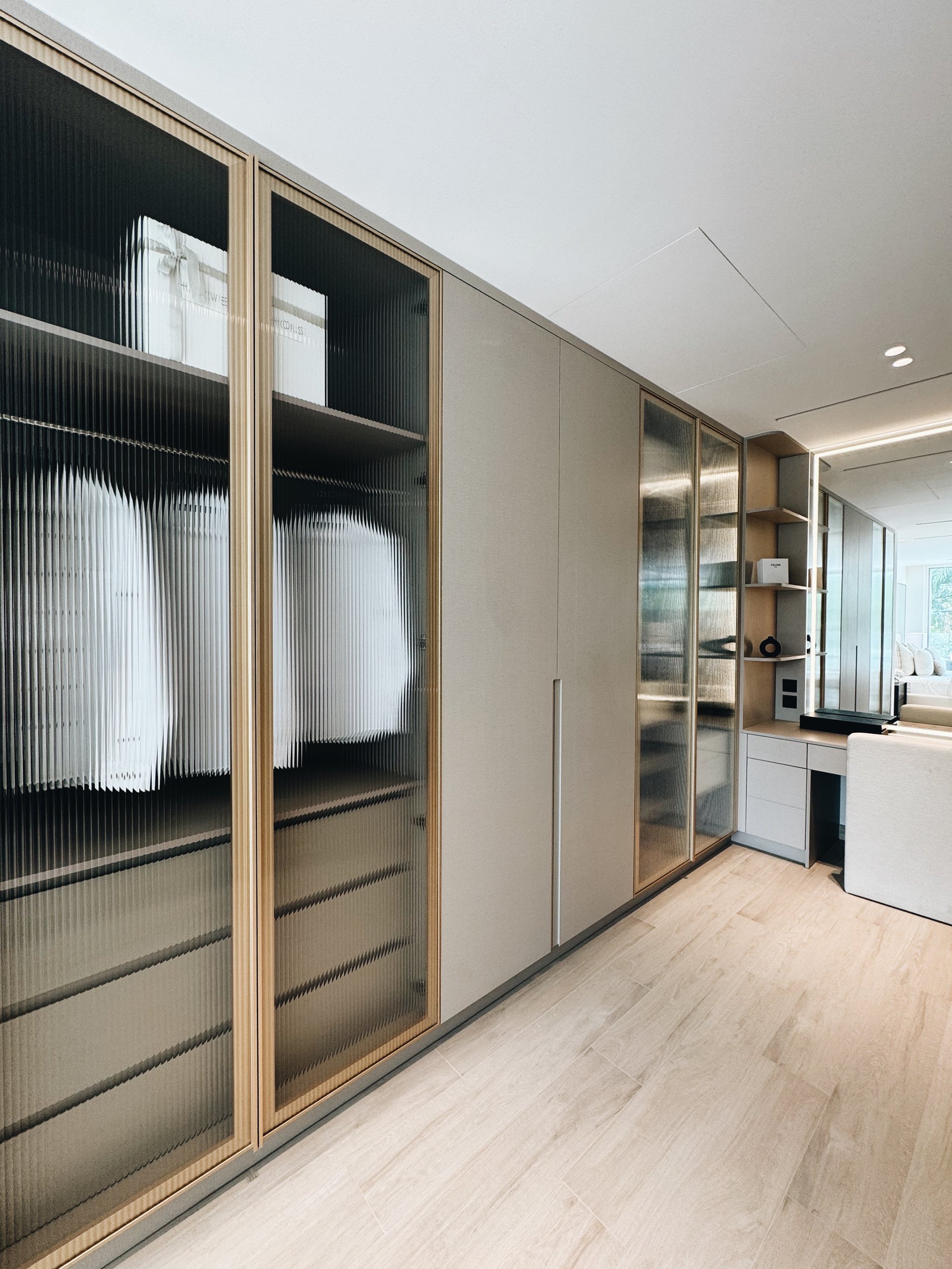 Dressing room with fluted glass wardrobe doors