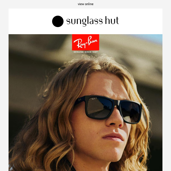 Add an all-black Ray-Ban to your collection
