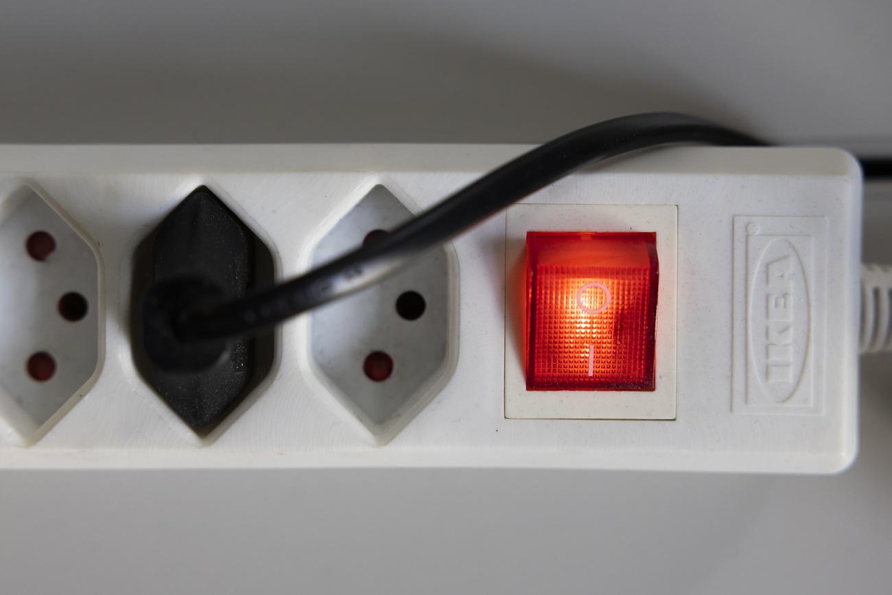 Selon le Detec, les coûts d'utilisation du réseau constituent une part importante du prix de l'électricité.
