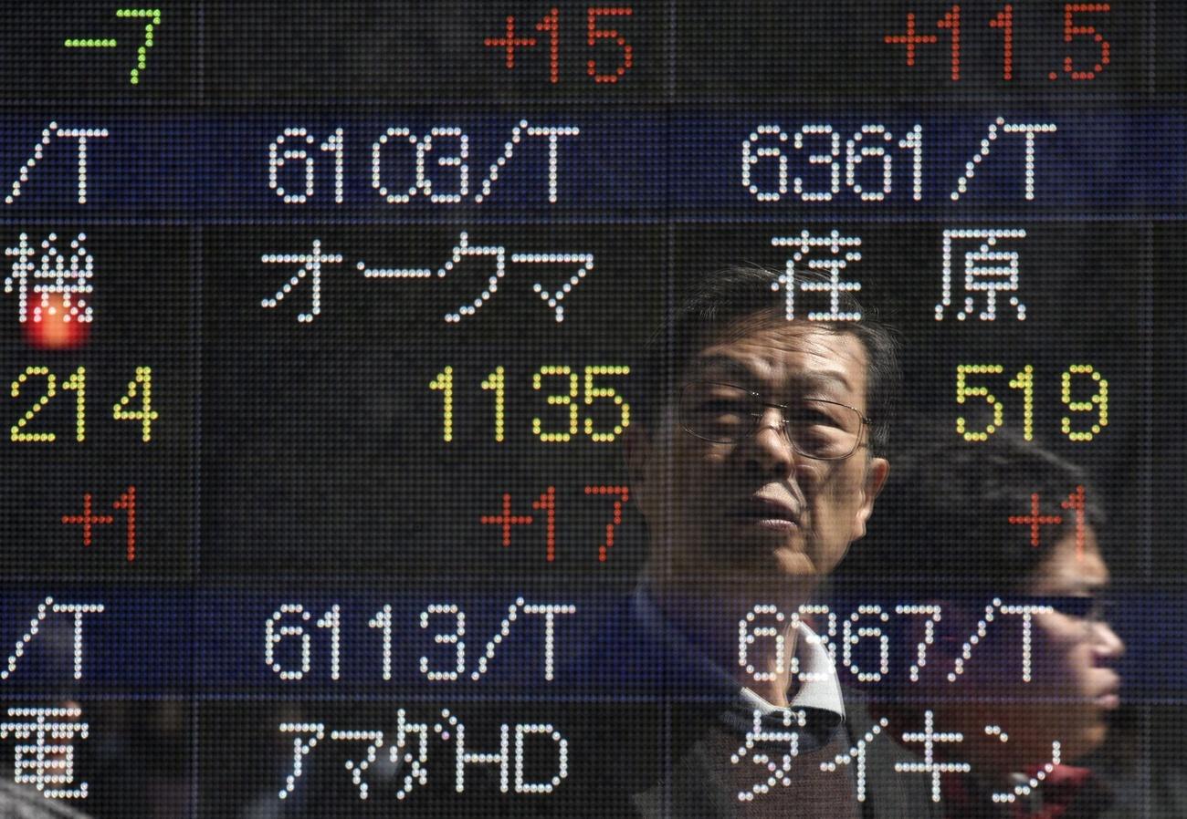 Les marchés asiatiques restaient extrêmement nerveux, suspendus à tout nouveau développement sur la politique commerciale américaine, après l'imposition de taxes douanières sur l'acier et avant une nouvelle salve de droits de douane «réciproques» tous azimuts attendus le 2 avril.