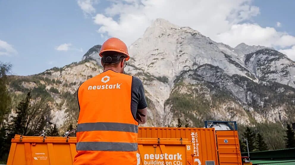 Le procédé de Neustark capture le CO2. Il est ensuite mélangé avec un matériel de démolition afin de créer un calcaire, qui remplace le ciment, principal responsable des émissions de CO2 dans l’élaboration du béton.