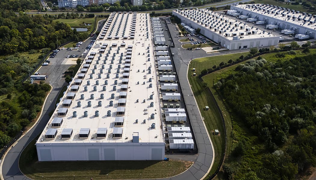 Une image d'un centre de données Amazon Web Services (AWS) à Ashburn, en Virginie, États-Unis. La Virginie abrite plus de 650 centres de données, la plus forte concentration de centres de données au monde.