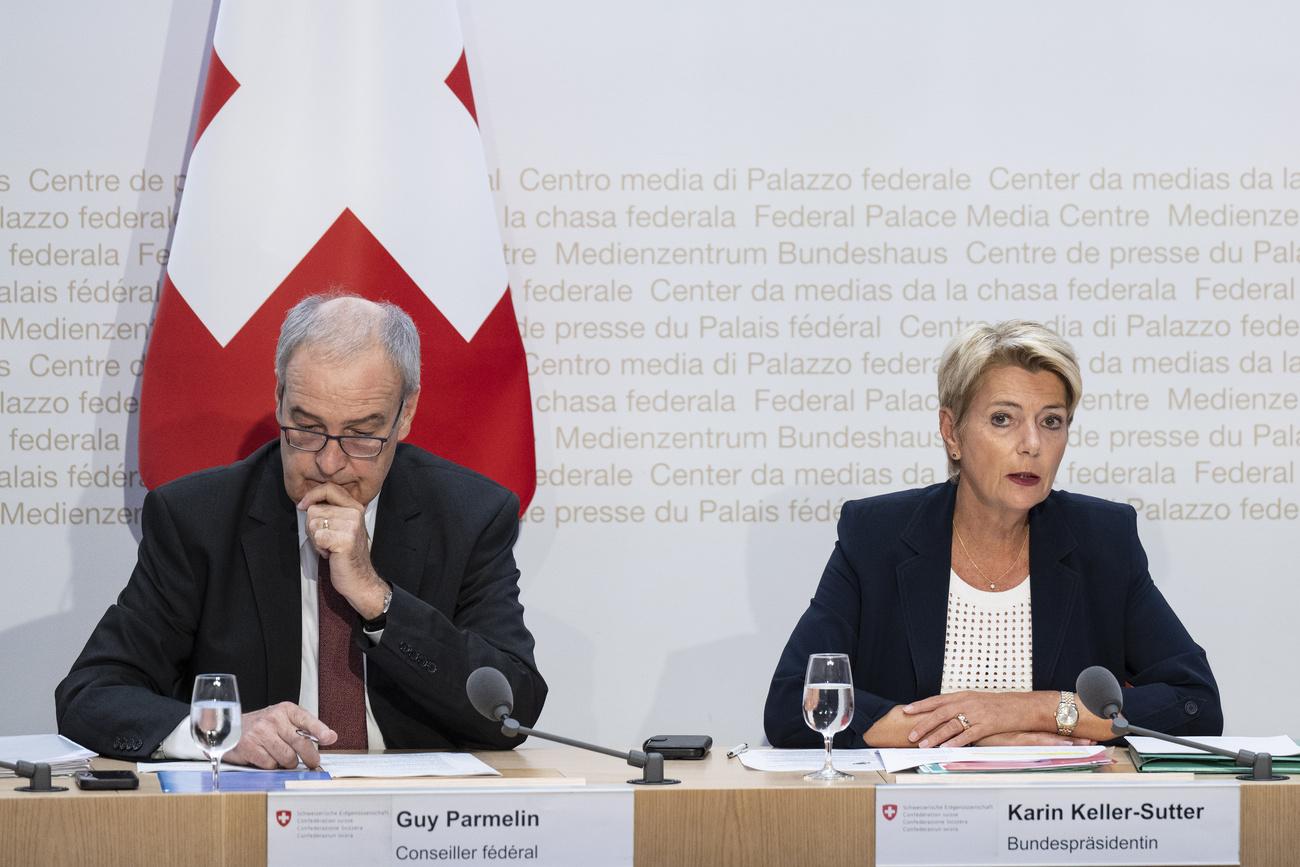 Karin Keller-Sutter et Guy Parmelin s'expriment sur les droits de douane.