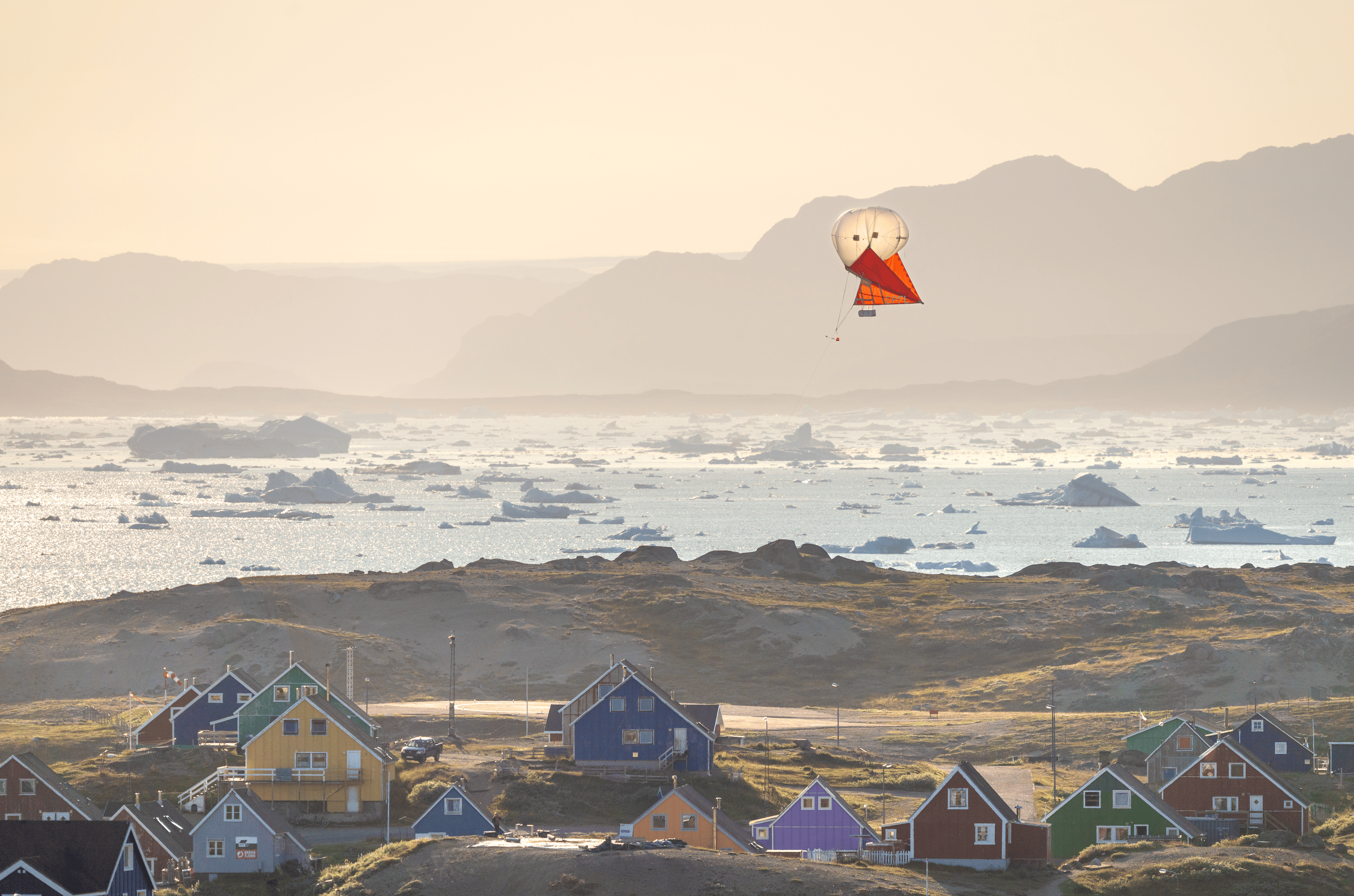 La quatrième catégorie de technologies émergentes mises en lumière par le WEF comprend les avions, dirigeables et ballons. Le Laboratoire de recherches en environnements extrêmes (EERL) de l'EPFL a commencé à tester son nouveau ballon de recherches sur le climat durant l'été 2023, dans le sud du Groenland.