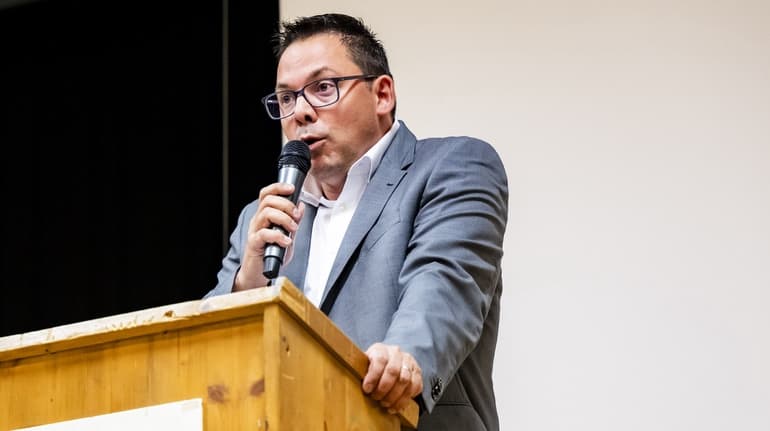 «Les premiers licenciements ont été prononcés la semaine dernière», a annoncé le ministre Stéphane Theurillat, en réponse à une question orale au parlement.