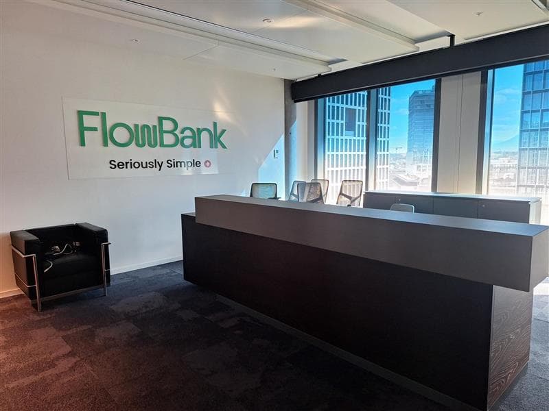 Au 9e étage de la tour Alto, à Pont-Rouge, il ne reste qu'une vingtaine d'employés de Flowbank aujourd'hui. Les tableaux de Roy Liechtenstein et d’Andy Warhol ont été décrochés des murs. Ils ont été restitués à Charles-Henri Sabet.