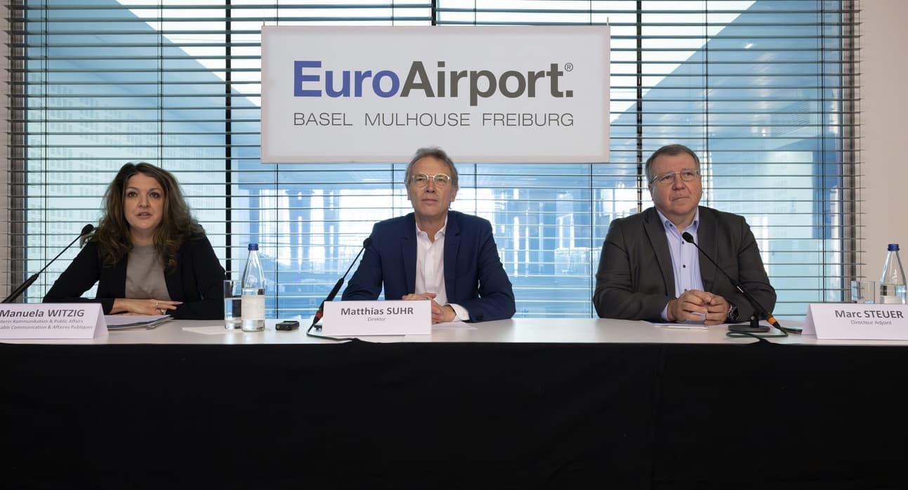 Le directeur de l’aéroport, Matthias Suhr (au milieu), lors de la conférence de presse mercredi à l’aéroport basé sur le territoire de St-Louis, en France.