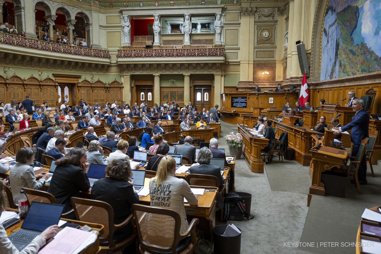 Les des débats au National, en réponse à une initiative du socialiste Baptiste Hurni, «il a été relevé, avec raison, que la réglementation en vigueur a fait ses preuves et est toujours adaptée aux réalités actuelles.»