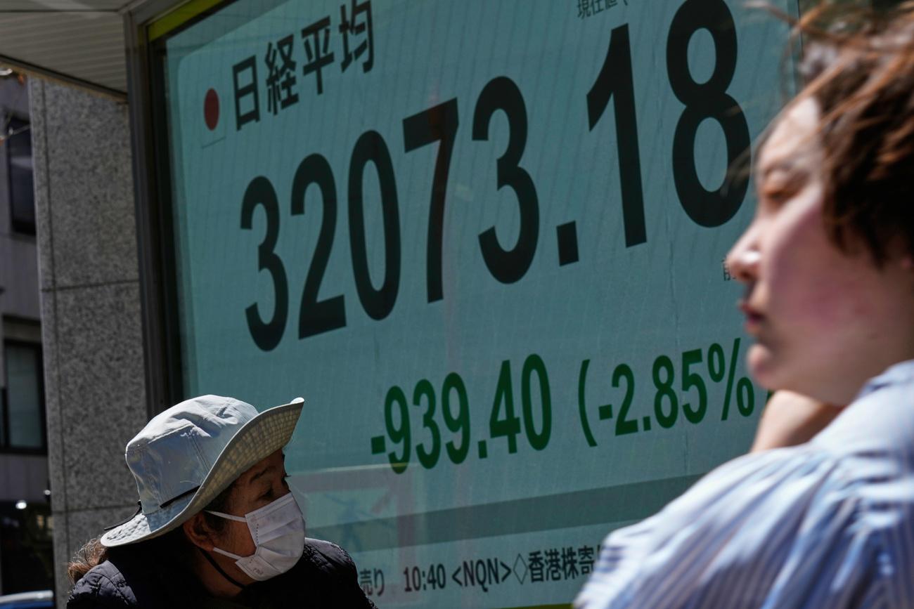 Vers 06h30, l'indice vedette Nikkei plongeait de 5,14% à 31.314 points, et l'indice élargi Topix de 4,54%.