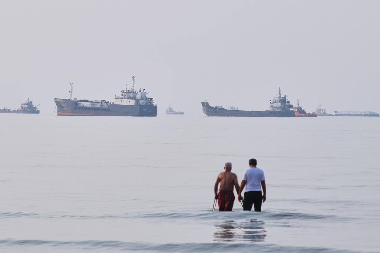Au lendemain d'une envolée spectaculaire de plus de 9%, les cours du pétrole continuent leur ascension mardi alors que s'intensifie la reprise des affrontements au Moyen-Orient.