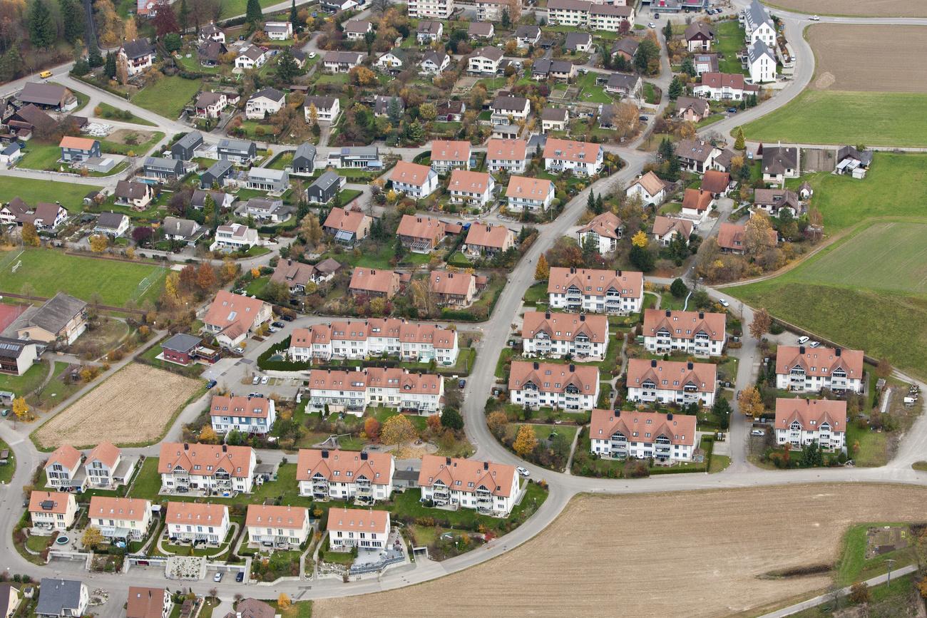 Au troisième trimestre, les taux moyens sur dix ans calculés par Comparis s'inscrivent ainsi dans la fourchette 1,5%-2,0% pour les hypothèques fixes et entre 1,6% et 2,0% pour les emprunts basés sur le Saron.