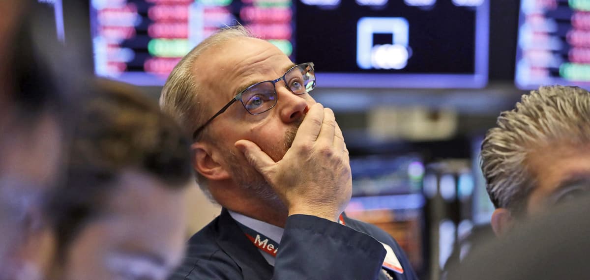 Signe de la perte de confiance dans la première économie mondiale, les obligations d'État américaines, fractions de dettes publiques détenues par des investisseurs, étaient délaissées, ce qui fait bondir leurs taux d'intérêt.
Le taux d'intérêt à 10 ans des bons du Trésor grimpait à 4,44% vers 15h50 GMT, contre 4,29% mardi en clôture. Sur trente ans, il passait de 4,73% la veille à 4,90%.