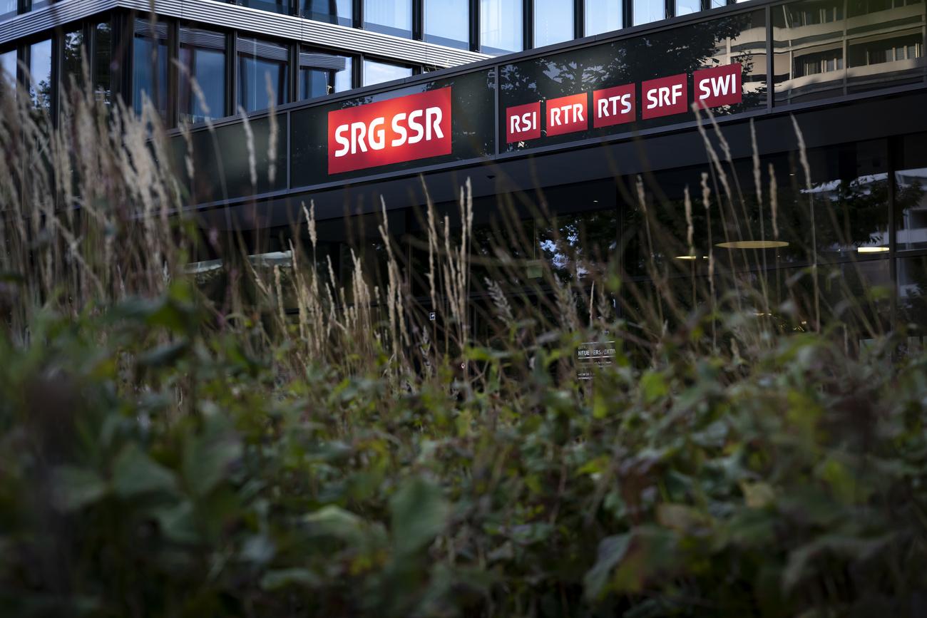 SSR’s traditional channels—radio and television sets—are used by fewer individuals in Switzerland. The steepest drop concerns radio listeners. 
