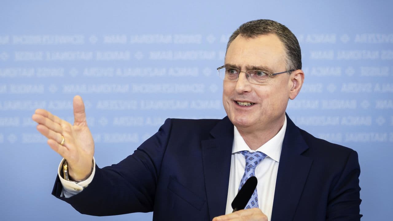 Le président de la BNS, Thomas Jordan, qui a récemment annoncé son départ fin septembre, ne baisse pas pour autant la garde. «L'incertitude demeure relativement forte. C'est pourquoi nous continuerons de surveiller attentivement l'évolution de l'inflation et adapterons à nouveau, si nécessaire, notre politique monétaire», a-t-il averti lors d'une conférence de presse.