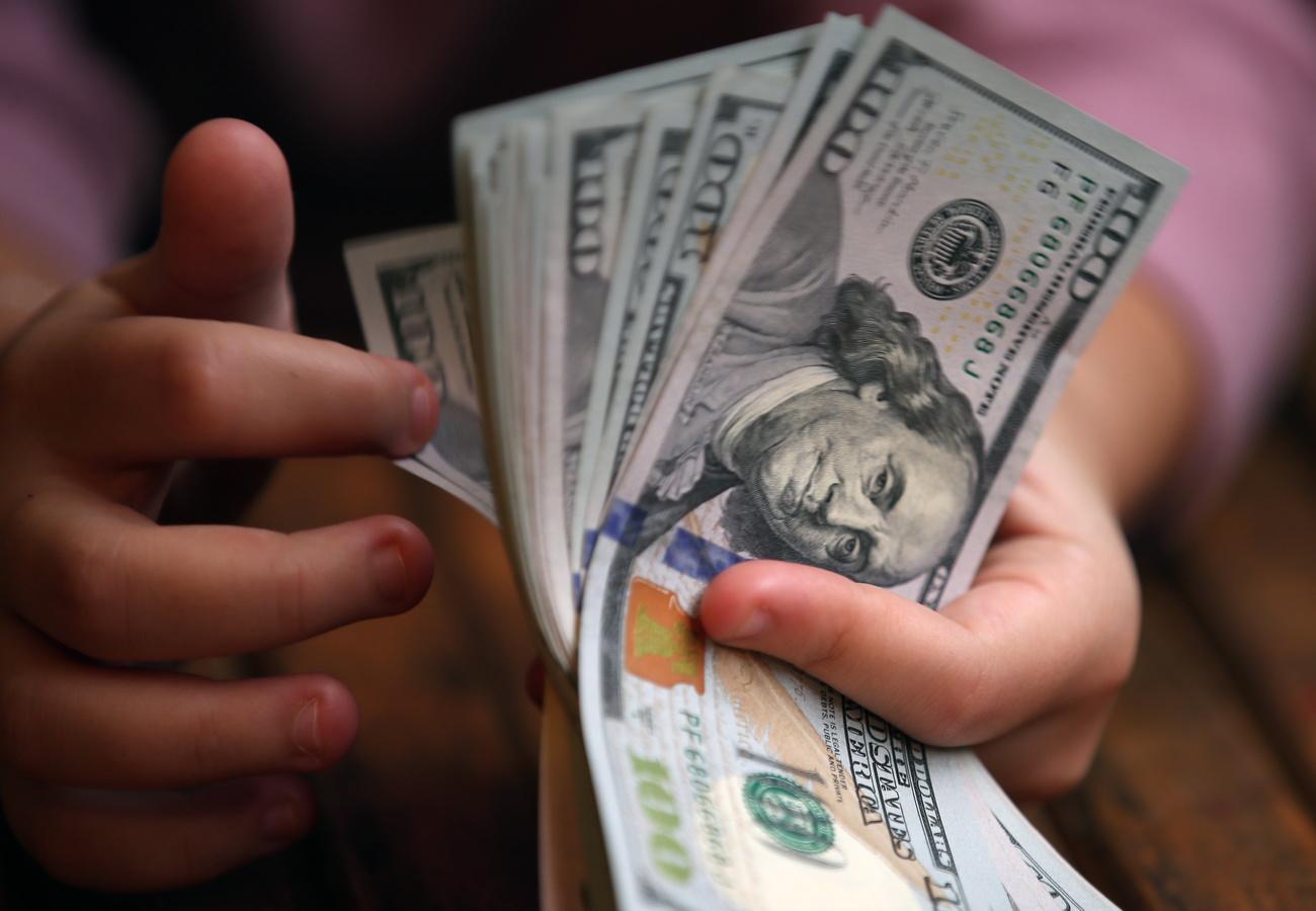 Des taux d'intérêt plus faibles rendent une monnaie moins rémunératrice pour les investisseurs. 