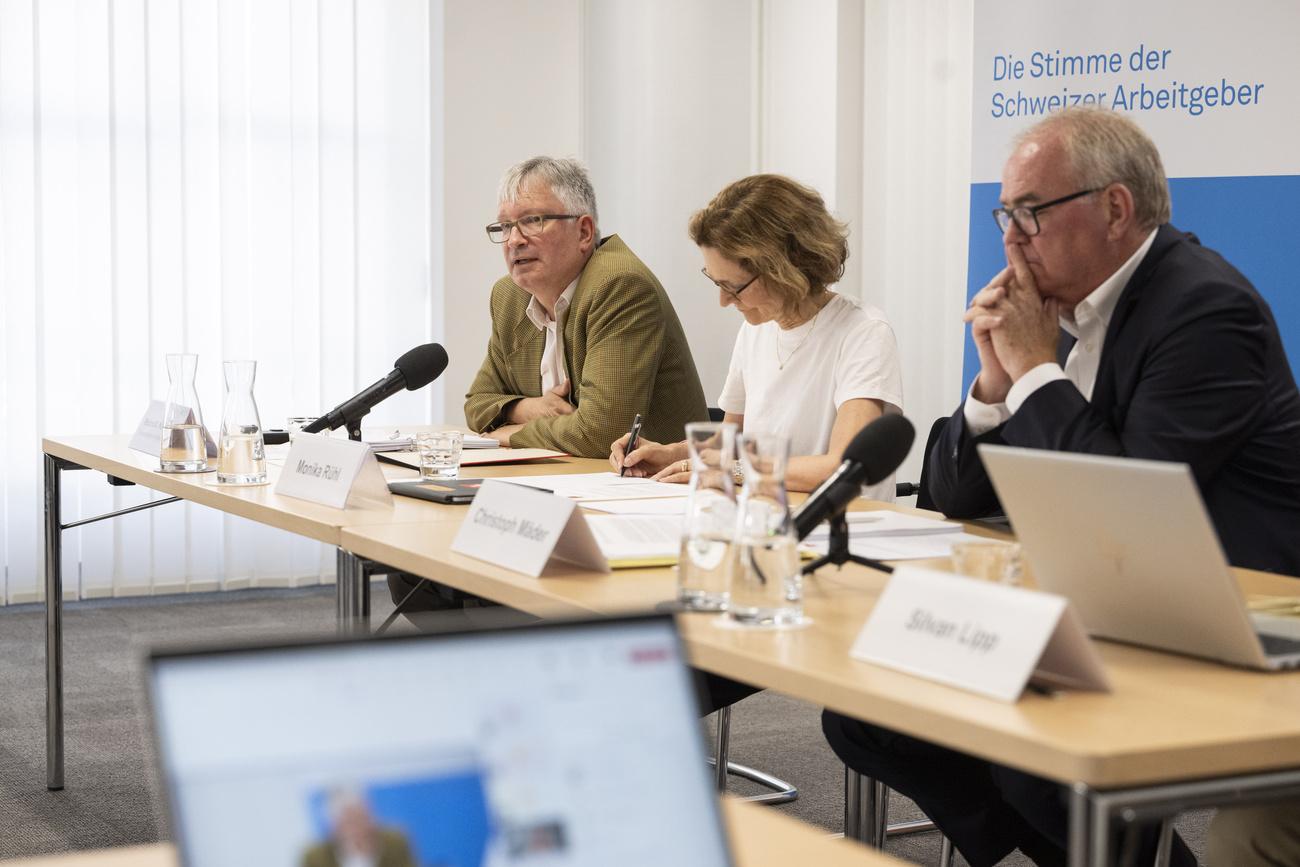 L'initiative provoquerait des ventes d'entreprises, des pertes de savoir-faire et d’importants manques à gagner fiscaux, soulignent l'Union suisse des arts et métiers (usam), economiesuisse et Swissmem.