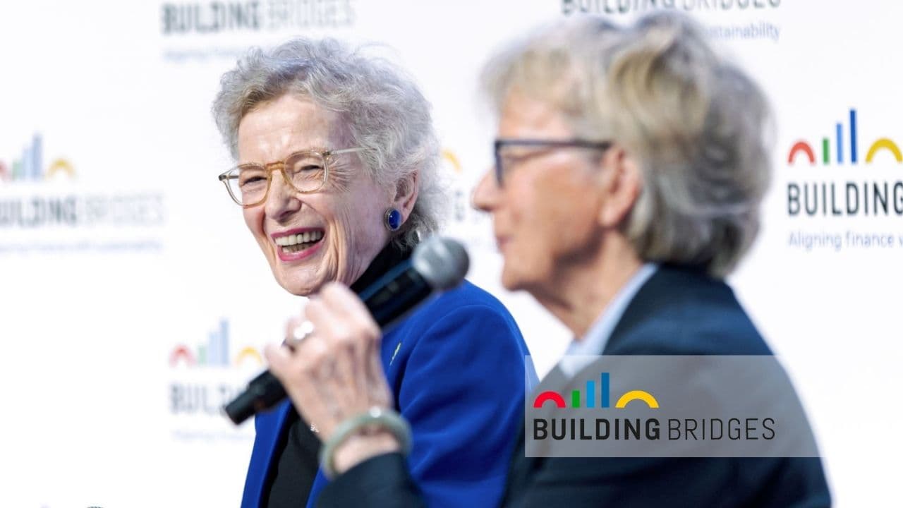 À Building Bridges, Mary Robinson a reconnu avoir découvert tardivement le lien entre justice climatique et droits fondamentaux, tandis qu’Elisabeth Stern a évoqué l’affaire historique des KlimaSeniorinnen, établissant ce lien devant la CEDH.