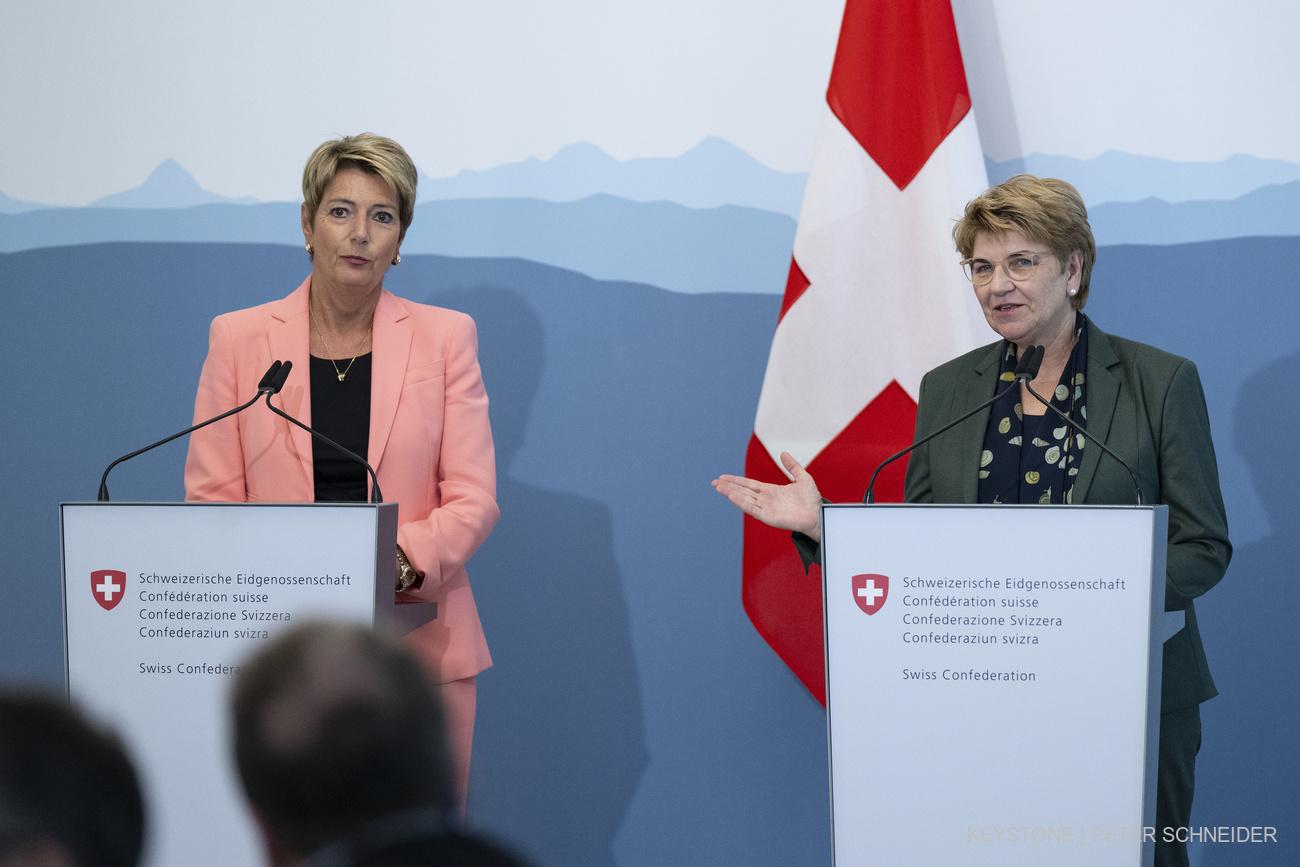 Le Conseil fédéral choisit d'économiser partout, sauf sur le budget de la Défense (Karin Keller-Sutter et Viola Amherd).