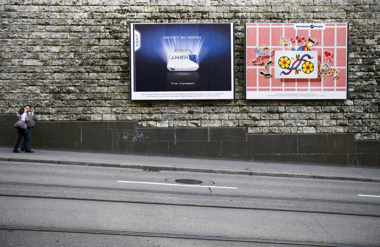 Dès le 1er octobre, il sera interdit d’apposer des affiches publicitaire de tabac dans des lieux visibles par le public, dans les transports publics, au cinéma, dans les gares et les aéroports, ainsi que sur les terrains de sport.