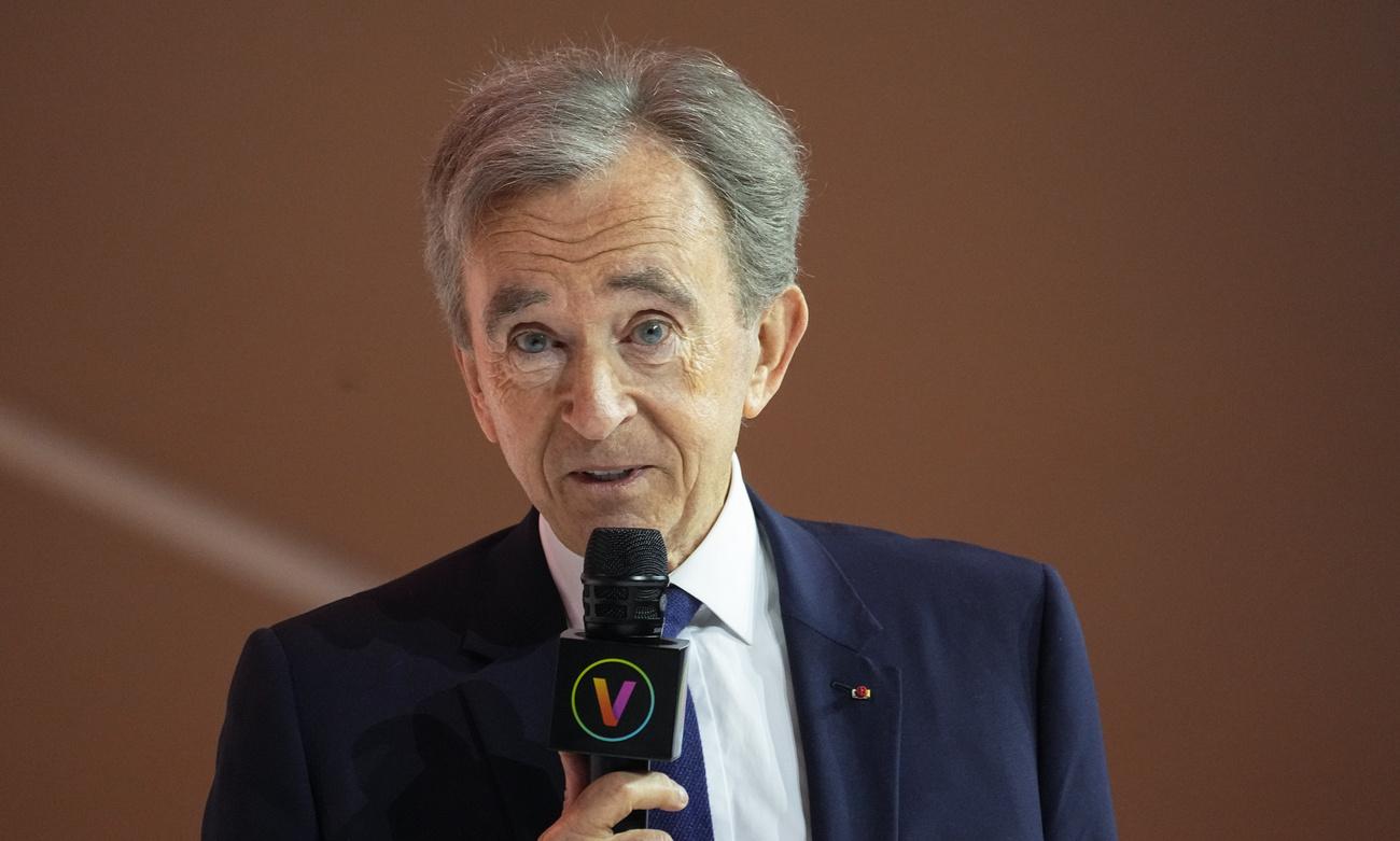 Fin janvier, lors de la présentation des résultats annuels, Bernard Arnault avait indiqué voir «les choses à long terme». La famille du milliardaire «a déjà près de 50% du capital» de LVMH et «va franchir dans le début de cette année les 50%».