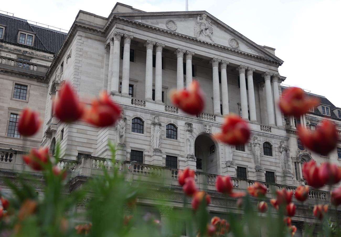La BoE a par ailleurs revu légèrement à la hausse jeudi ses prévisions sur la croissance britannique en 2025, à 1% contre 0,75% projetés en février.