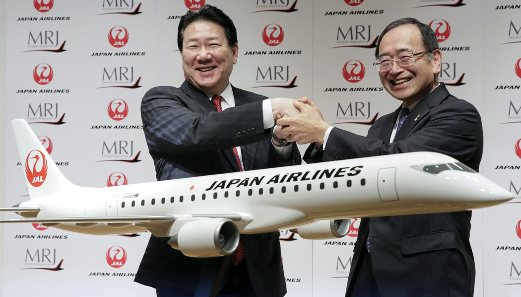 28 août 2014. Japan Airlines signe un accord pour l'achat de 32 avions régionaux MRJ (SpaceJet) nouvellement développés par Mitsubishi. Gelé en 2020, le projet a été officiellement abandonné en février 2023.