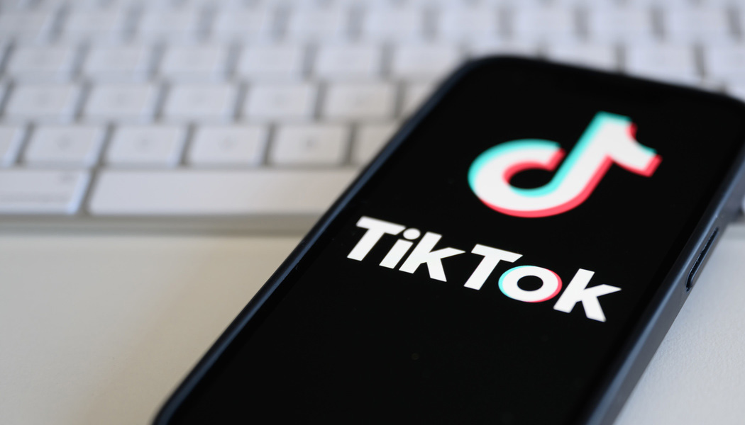 Des pièces virtuelles, convertibles en carte-cadeau, en échange du visionnage de vidéo... TikTok a lancé son nouveau service controversé en France et en Espagne fin mars.