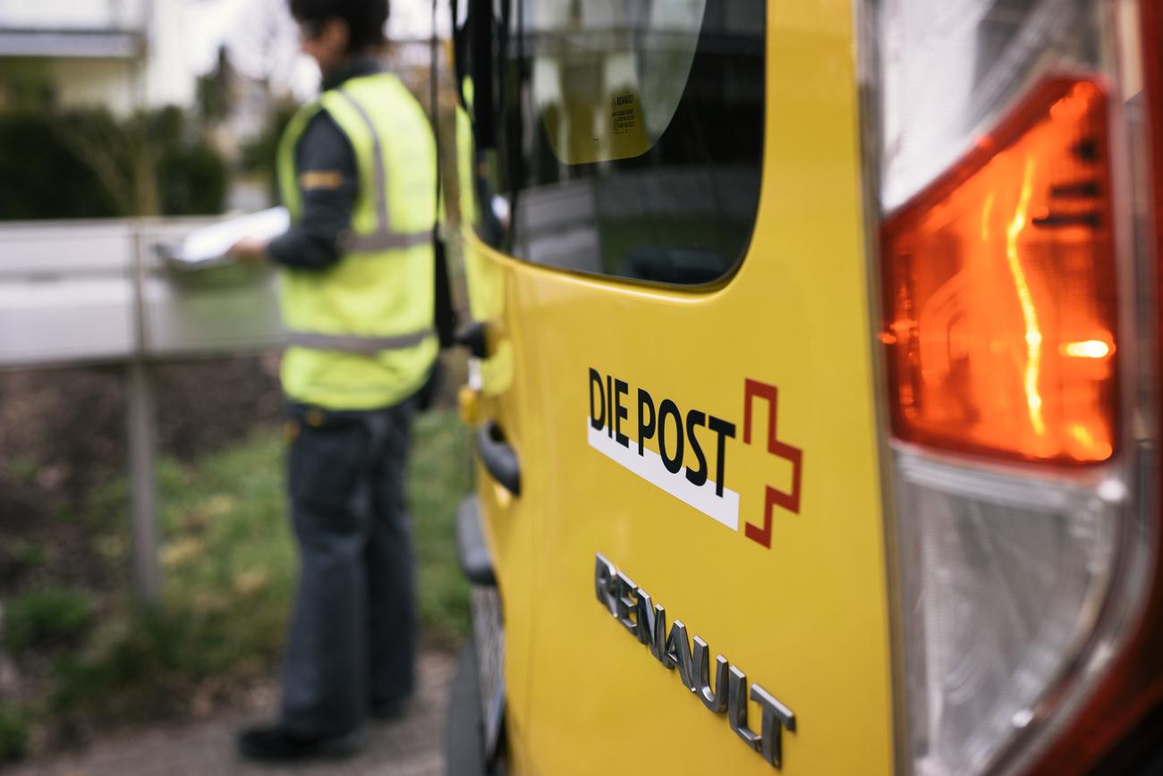 Des défis persistent pour La Poste, comme la diminution du volume des lettres et des versements au guichet.