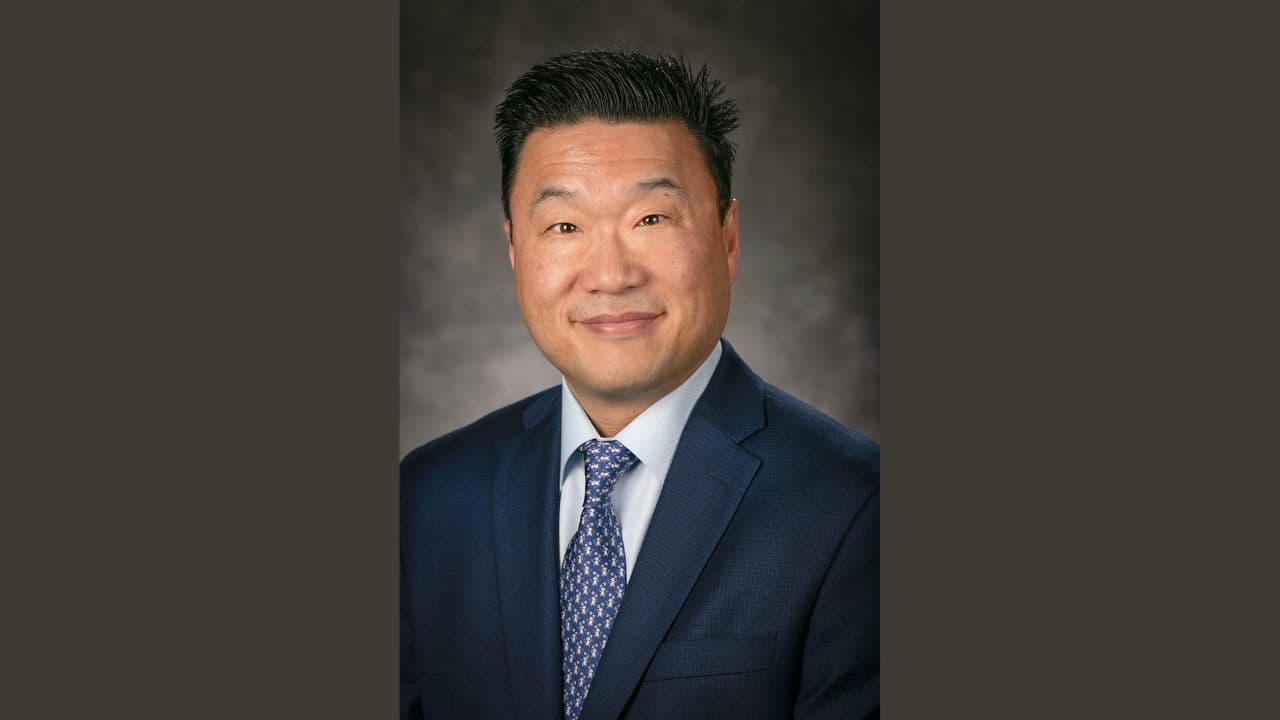 M. Kim est actuellement chef de la division cornée et maladies externes du Duke Eye Center, directeur du service de chirurgie réfractive et directeur du Duke Sports Vision Center.