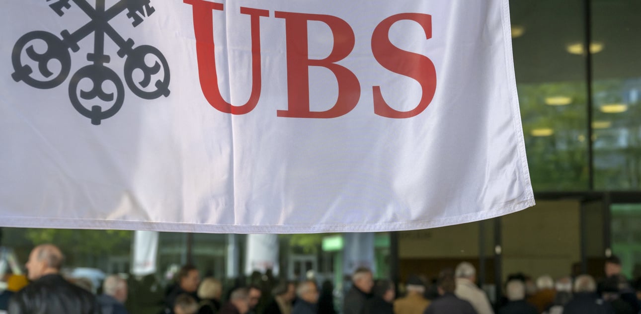 Les actionnaires d’UBS s’apprêtent à participer à l’assemblée générale mercredi à Bâle. L’année 2024 se dessine comme décisive dans l’atteinte des objectifs de la banque aux trois clés.