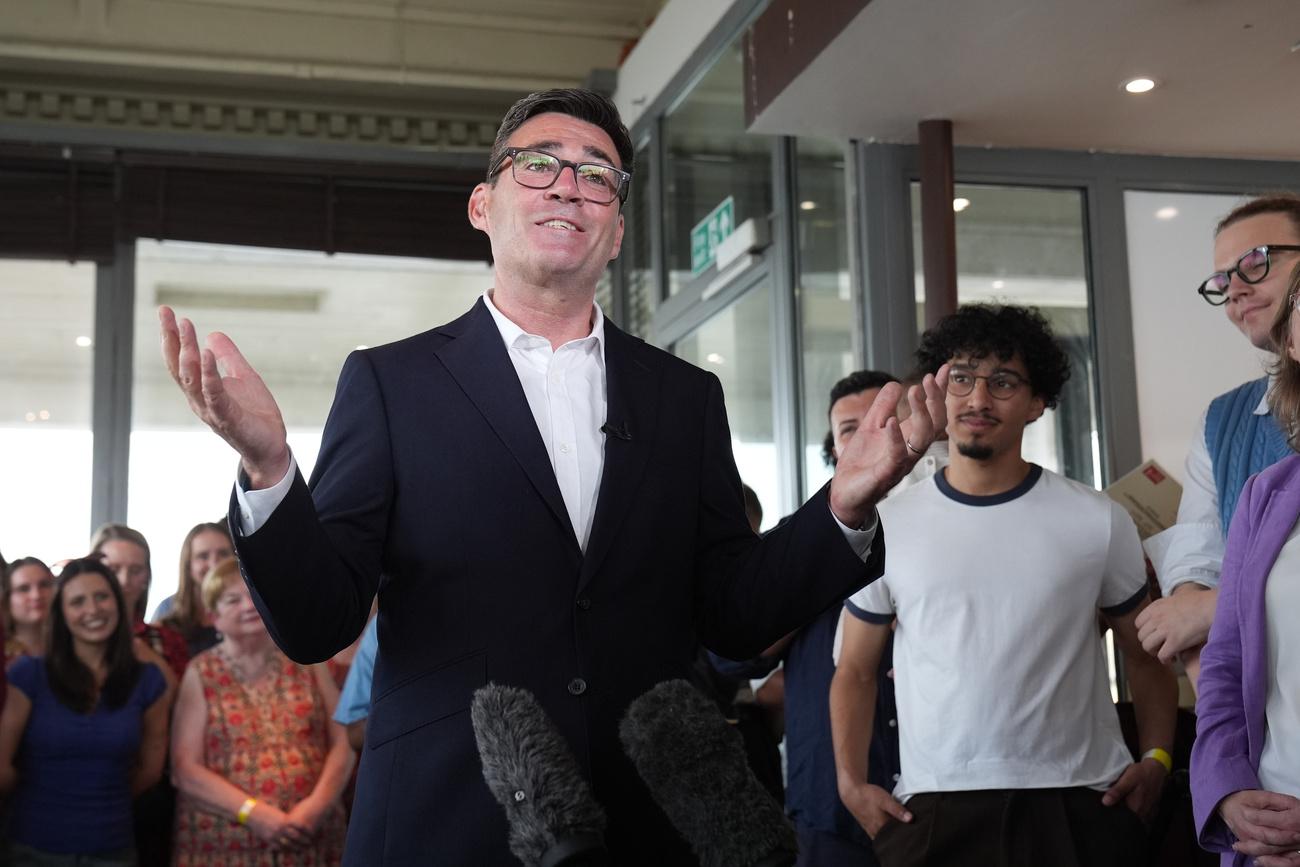Le nouveau Premier ministre, issu du Parti travailliste, Andy Burnham, s'entretient avec des acteurs locaux et des sympathisants du parti lors d'une visite à Gravesend, en Angleterre, ce vendredi 17 juillet 2026.